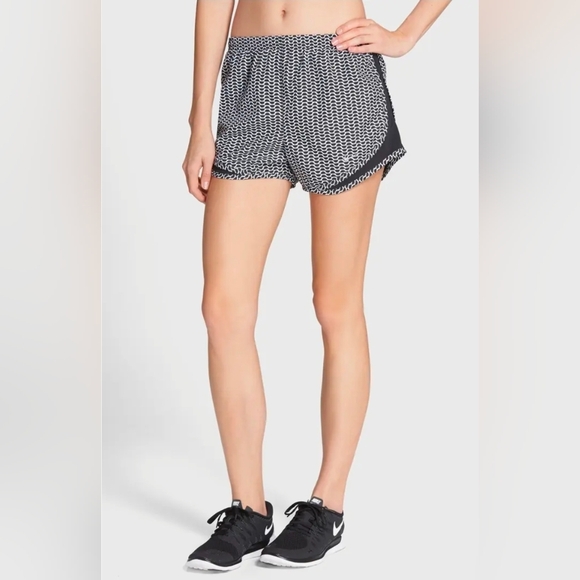 Nike Women's L Black and White Tempo Pattern Running Athletic Shorts 3" 645548 - Picture 1 of 8